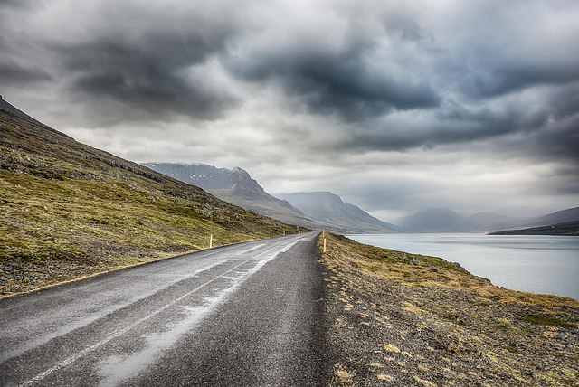 driving_the_eastern_fjords_in_iceland-roads